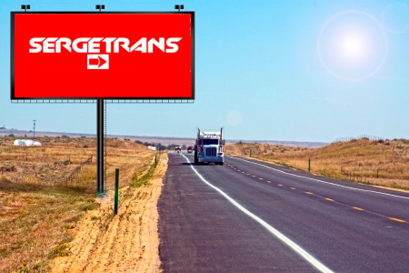 Camión en una carretera con un cartel de Sergetrans