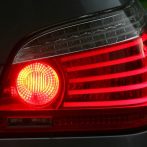 ¿Para qué sirven las luces de mi vehículo?