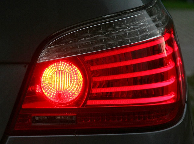 Luz de freno roja de un coche